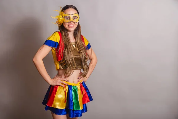 Mulher Brasileira Bonita Caucasiana Vestindo Frevo Roupas Carnaval Usando Máscara — Fotografia de Stock