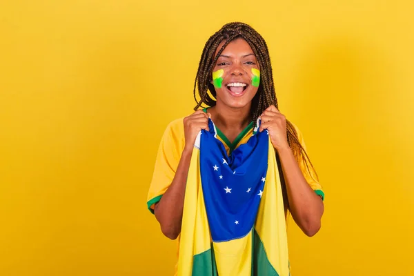 Czarna Kobieta Młoda Brazylijska Fanka Piłki Nożnej Trzymając Brazylijską Flagę — Zdjęcie stockowe