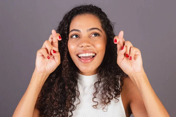 年轻的巴西黑人女人 好运的标志 手指交叉 许愿特写照片 — 图库照片