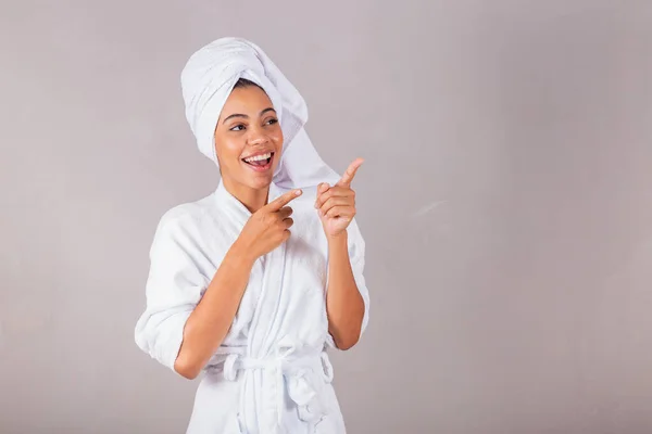 Mooie Braziliaanse Zwarte Vrouw Badjas Handdoek Wijzend Naar Iets Afstandelijks — Stockfoto