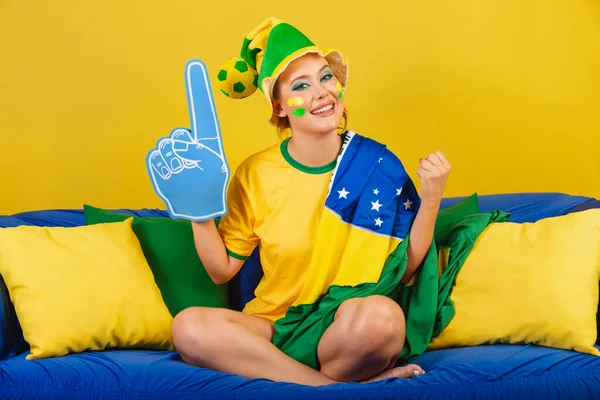 Kavkazský Ryšavý Brazilský Brazilský Fotbalový Fanoušek Gauči Pěnovým Prstem — Stock fotografie