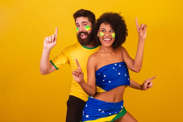 Párek Brazilských Fotbalových Fanoušků Oblečených Barvách Brazílie Černošky Bělocha Tančit — Stock fotografie