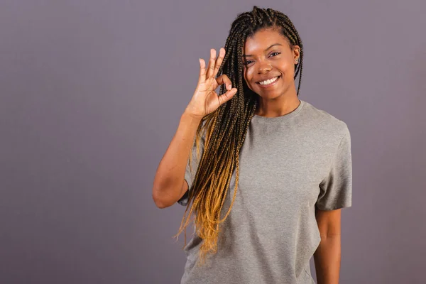 Genç Afro Brezilyalı Kadın Elleriyle Imza Atıyor — Stok fotoğraf