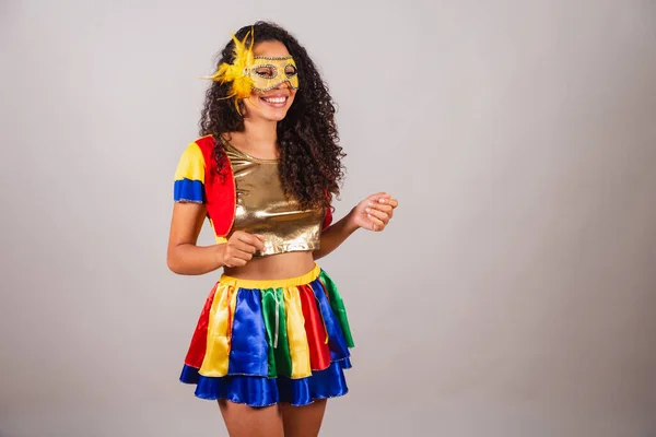 Piękna Czarna Brazylijka Frevo Karnawał Nosząc Maskę Tańcząc Sambę — Zdjęcie stockowe