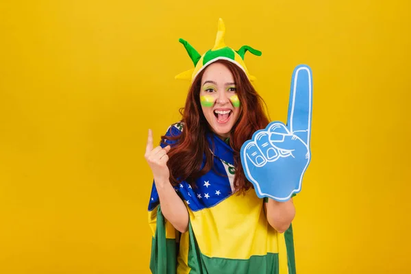 코카서스 브라질 거품같은 손가락을 사용하여 응원하고 색채가 — 스톡 사진