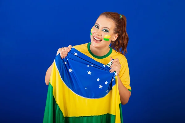 Mulher Branca Ruiva Brasil Futebol Brasileiro Fundo Azul Gritando Gol — Fotografia de Stock