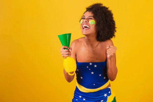 Giovane Donna Colore Appassionato Calcio Brasiliano Festeggiare Con Corno Mano — Foto Stock