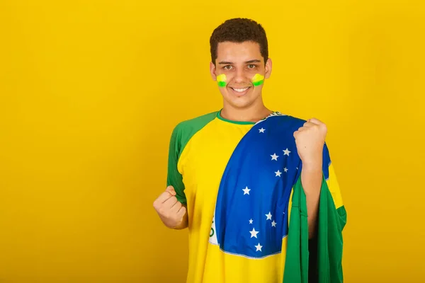 Giovane Tifoso Brasiliano Calcio Vestito Verde Mano Sul Petto Festeggiando — Foto Stock