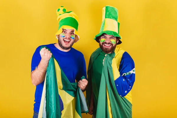 Δύο Φίλοι Βραζιλιάνοι Οπαδοί Του Ποδοσφαίρου Από Βραζιλία Ζητωκραυγάζουν Γιορτάζουν — Φωτογραφία Αρχείου