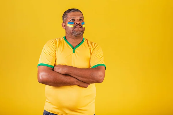 Hombre Negro Brasileño Fanático Del Fútbol Brasil Brazos Cruzados Optimista — Foto de Stock