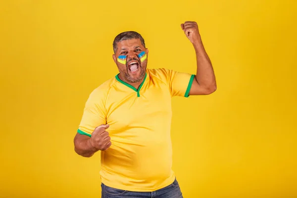 Βραζιλιάνος Μαύρος Οπαδός Του Ποδοσφαίρου Από Βραζιλία Γιορτάζει Γιορτάζει — Φωτογραφία Αρχείου