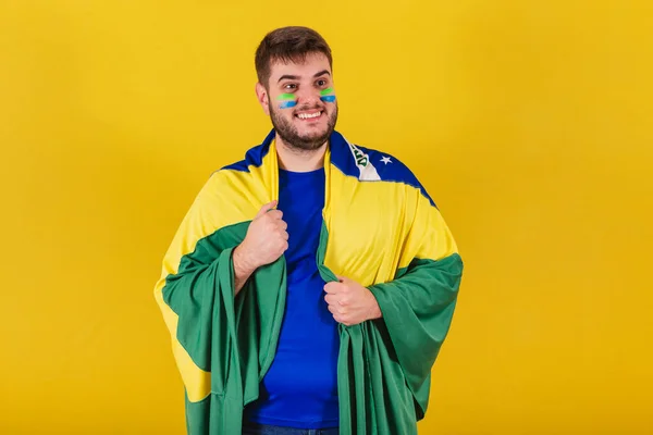 Кавказский Мужчина Футбольный Фанат Бразилии Счастливый Улыбающийся Чрезвычайно Веселый — стоковое фото