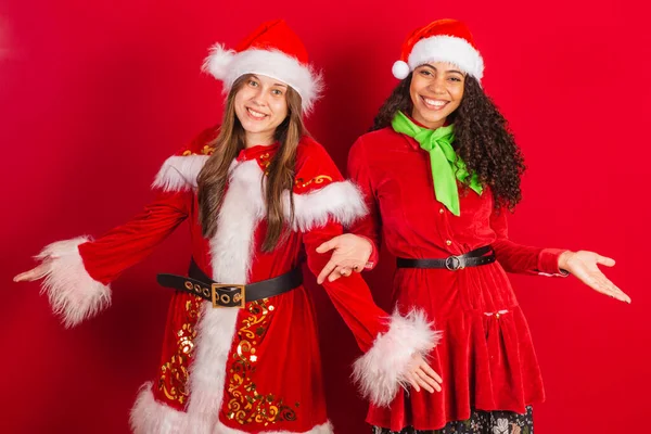Dva Brazilští Přátelé Oblečeni Vánočních Šatech Otevřenou Náručí Vítající — Stock fotografie