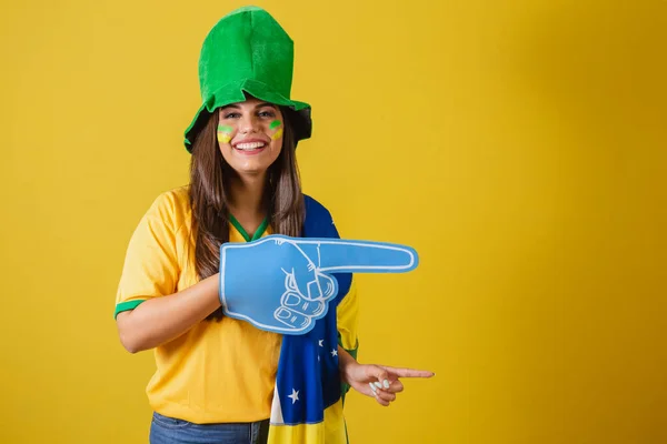 Mulher Apoiante Brasil Copa Mundo 2022 Apontando Com Dedo Espuma — Fotografia de Stock