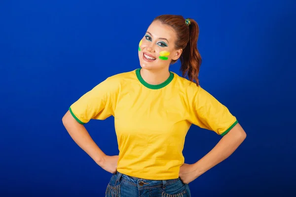 Kaukasierin Rotschopf Brasilianischer Fußballfan Brasilianerin Blauer Hintergrund Hände Auf Der — Stockfoto