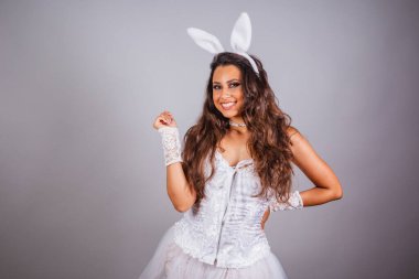 Tavşan elbiseli Brezilyalı kadın. Fotoğraf için poz vermek. seksi.