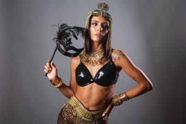 Yatay, yarı vücut pozu, karnaval kıyafetleri içindeki güzel Brezilyalı kadın. dans etmek.