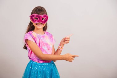 Brezilya 'daki karnaval için giyinmiş güzel Brezilyalı bir kız. Karnaval maskeli, yan ürünleri sunan..