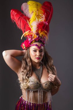 Dikey atış, yarı vücut, karnaval kıyafetleri içindeki güzel Brezilyalı kadın. Fotoğraf için poz.