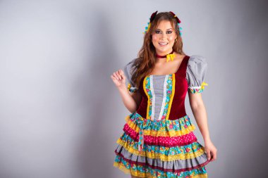 Güzel Brezilyalı kadın, Festa de So Joo, Festa Junina için taşra kıyafetleri giyiyor. Fotoğraf için poz. 