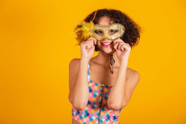 Güzel Brezilyalı kadın, karnaval kıyafetleri içinde, maske takıyor..