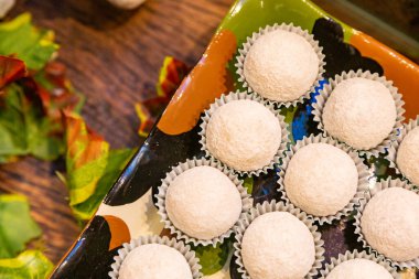 Lezzetli çocukların doğum günü şekerleri, brigadeiro, öpücük, hindistan cevizi şekeri, çilekli brigadeiro. Brezilya tatlısı