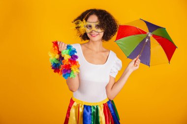 Güzel Brezilyalı kadın, karnaval kıyafetleri, renkli etek ve beyaz gömlek giymiş. Elinde çiçek kolyesi, karnavallara davet..