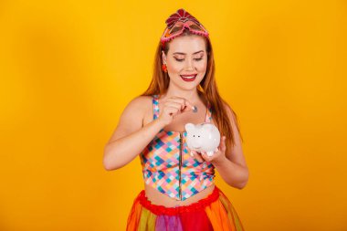 Brezilya 'lı kızıl saçlı, karnaval kıyafetleri içinde, kumbarası ve parası var..