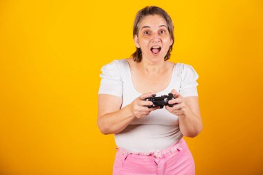Yetişkin Brezilyalı kadın, anne, video oyunu kumandası, joystick. Oyuncu.