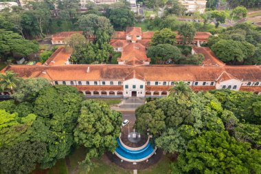 Ribeiro Preto, So Paulo / Brazil - Şubat 2023: Ribeirao Preto 'daki Sao Paulo Üniversitesi' nin havadan görünüşü. İlaç.