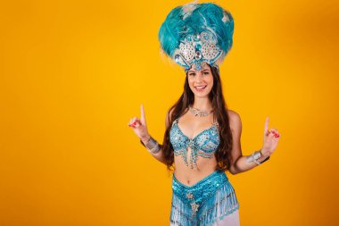 Samba okulundan, karnavaldan kraliçe elbiseli güzel Brezilyalı kadın. Tüylerin tacı, dans.