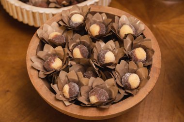 Karışık tugaylar ve ahşap bir konteyner. Geleneksel Brezilya tatlısıName.