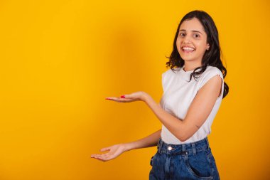 Güzel Brezilyalı kadın sola bir şey sunuyor..