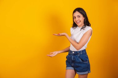 Güzel Brezilyalı kadın sola bir şey sunuyor..