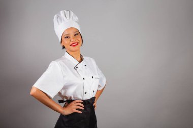 Baş aşçı, Brezilyalı aşçı, kuzeydoğudan, fotoğraf için poz veriyor, gülümsüyor. Eller belde..