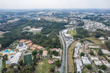 Sorocaba, Sao Paulo, Brezilya - Ağustos 2022: Sorocaba şehri hava görüntüsü, İHA tarafından yukarıdan görülen şehir.