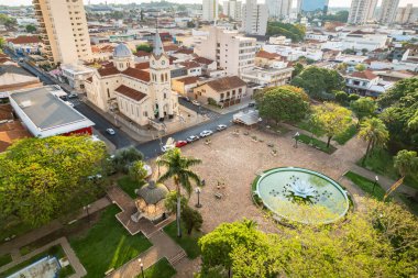 Jaboticabal, So Paulo, Brezilya - Ekim 2022: Nossa Senhora Carmo Ana Kilisesi ve Joaquim Batista de Jaboticabal Meydanı.