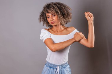 Brezilyalı siyahi kadın, güçlü yumruğu, feminist duruşu, mücadelesi, kadın gücü.