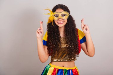 Genç bir kız, Brezilyalı, Frevo elbiseli, karnaval. Maske, şans dileyin..