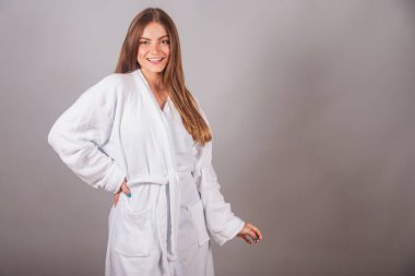 Harika saçları olan Brezilyalı sarışın kadın. Bornoz giyiyor..