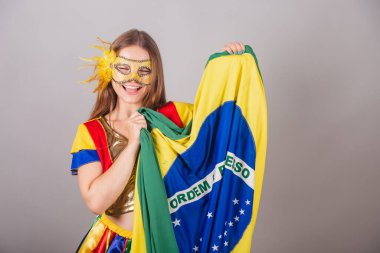 Brezilyalı sarışın kadın, frevo kıyafetler giymiş, karnaval maskesi, Brezilya bayrağı taşıyor..
