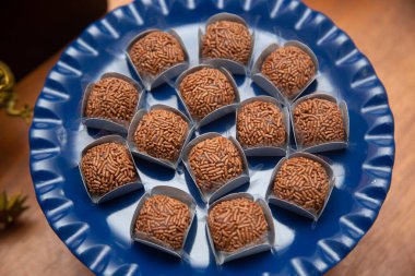 Yoğunlaştırılmış süt, Beijinho ve Brigadeiro 'ya dayalı Brezilya parti tatlısı. Doğum günleri ve düğünler için tatlılar.