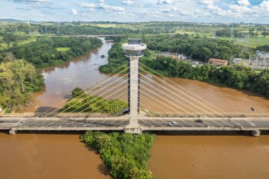 Salto, So Paulo / Brazil - Şubat 2023: Salto, Tiete nehri ve Salto köprüsünün havadan görünüşü