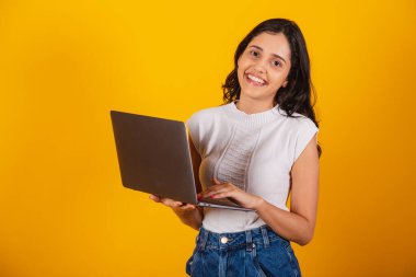 Güzel Brezilyalı kadın elinde defter, çalışıyor..