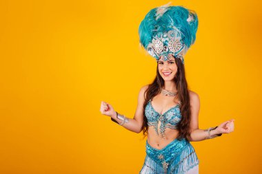 Samba okulundan, karnavaldan kraliçe elbiseli güzel Brezilyalı kadın. Tüylü çelenk, tezahürat, kutlama.