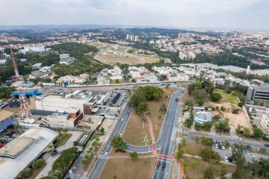 Sorocaba, Sao Paulo, Brezilya - Ağustos 2022: Sorocaba şehri hava görüntüsü, İHA tarafından yukarıdan görülen şehir.