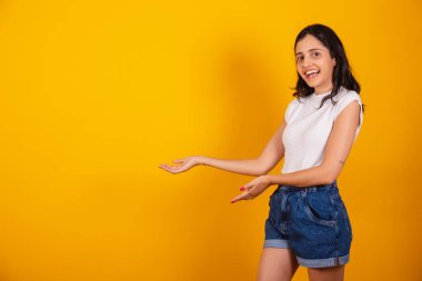 Güzel Brezilyalı kadın sola bir şey sunuyor..