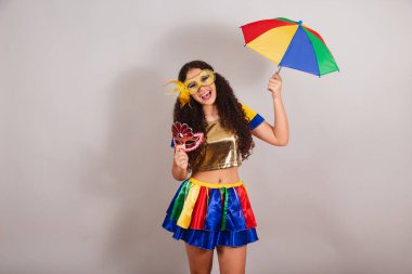 Genç bir kız, Brezilyalı, Frevo elbiseli, karnaval. Frevo maske ve şemsiye elinde.