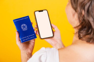 El ele tutuşma işi ve sosyal güvenlik kartı, resmi iş için Brezilya belgesi ve beyaz ekranlı akıllı telefon