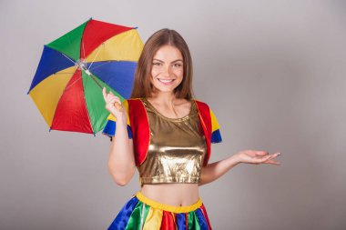 Brezilyalı sarışın kadın frevo kıyafetler giymiş, karnaval. Renkli frevo şemsiyeli. Hoş geldiniz..
